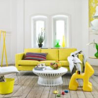 Mobili gialli contro le pareti bianche del soggiorno
