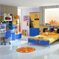 Colori arancioni e blu nel design della camera dei bambini