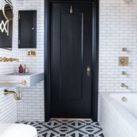 Porte noire dans une salle de bain moderne