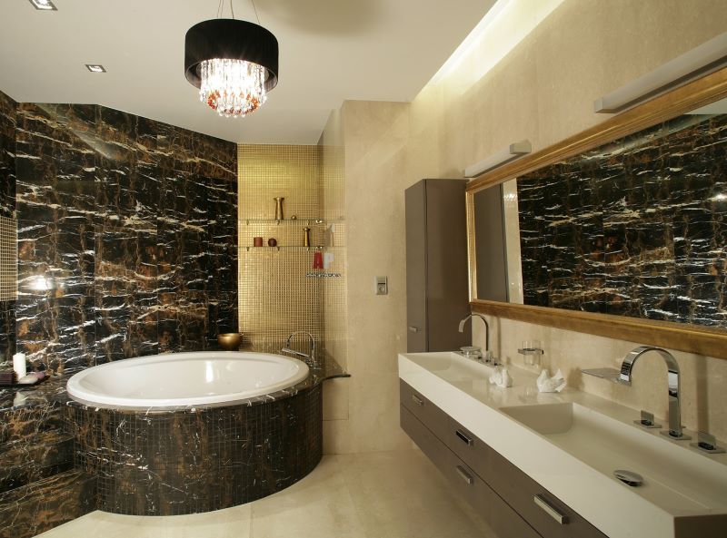 Salle de bain contemporaine en mosaïque de marbre