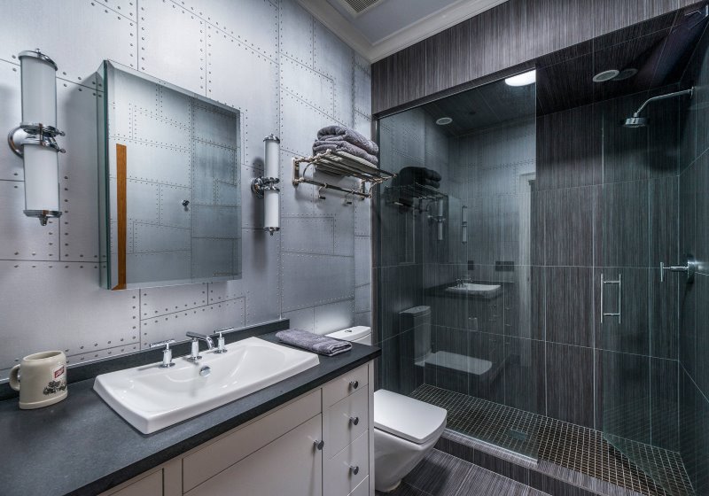 Szürke árnyalatú hi-tech fürdőszoba belső kialakítása