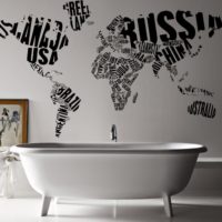 Carte du monde sur le mur de la salle de bain
