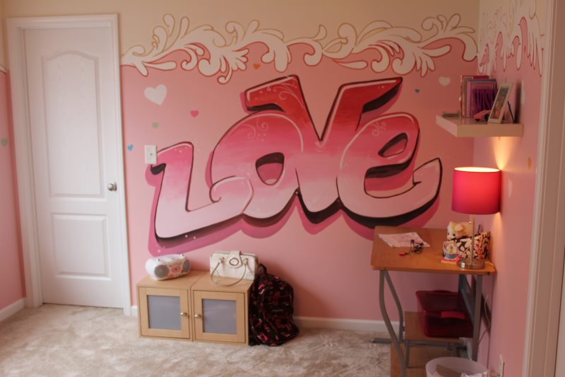 L'inscription en couleurs roses sur le mur de la chambre de la fille