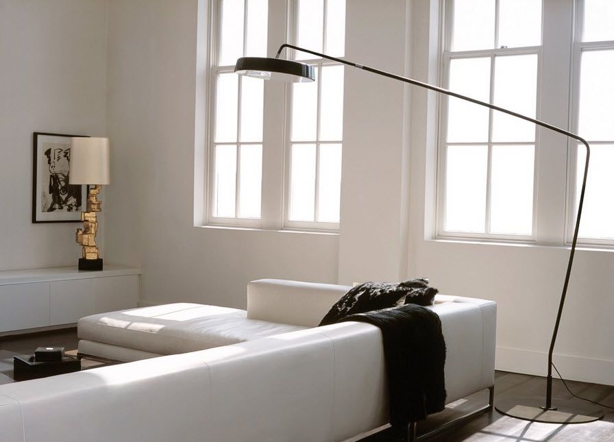 Svijetla dnevna soba s dizajnerskom podnom svjetiljkom