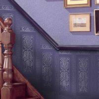 Le riche design de la volée d'escaliers avec du papier peint à la peinture