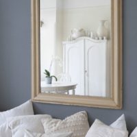 Miroir provençal sur le mur du salon