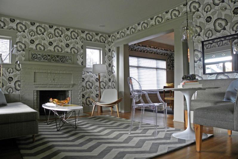 Wallpaper with floral ornaments in the design of the living room
