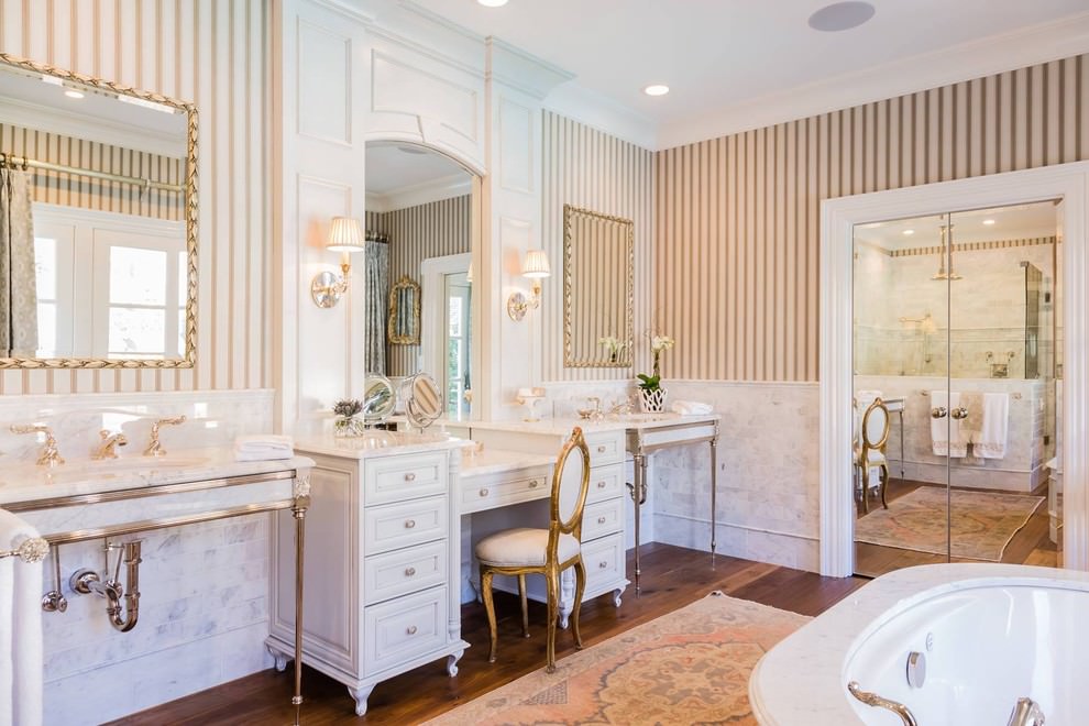 papier peint à rayures dans une salle de bain de style classique