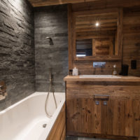 Natūrali mediena vonios kambario dizaine