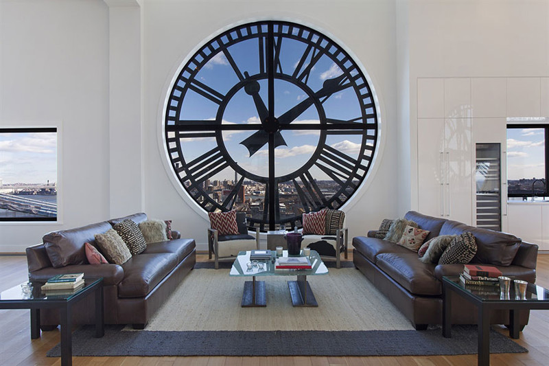 Fenêtre originale en forme d'horloge de salon