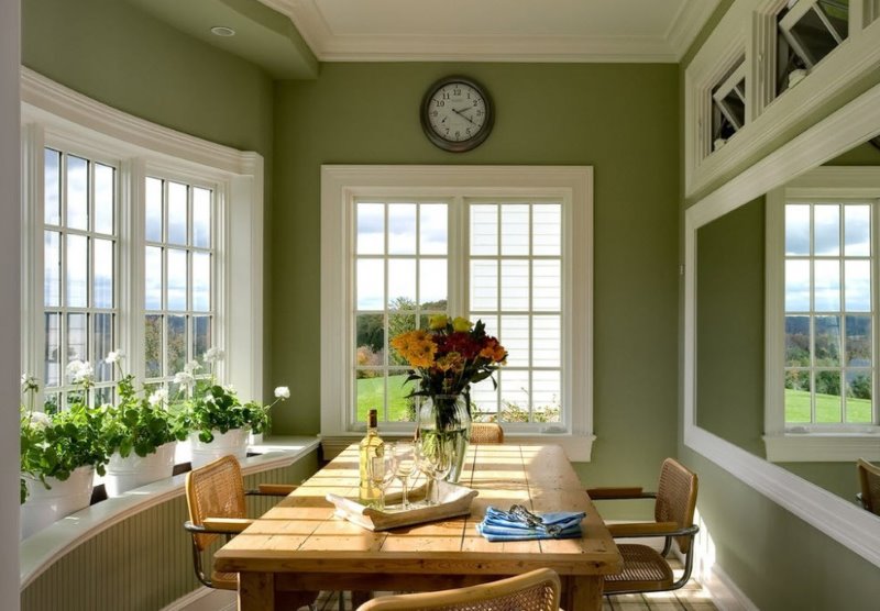 Salon couleur olive avec châssis de fenêtre blancs