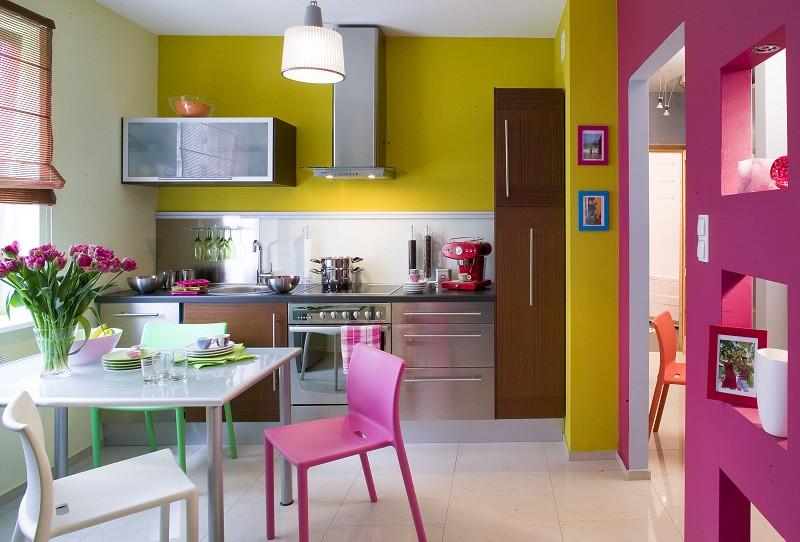 La combinazione di pareti verde oliva con tonalità contrastanti di mobili da cucina