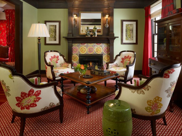 Design del soggiorno con pareti verde oliva abbinate a mobili marrone scuro