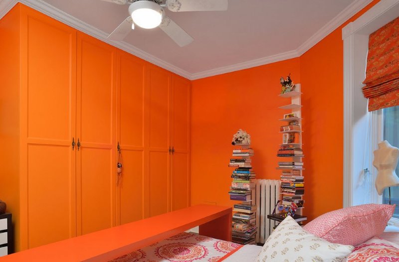 Conception de la chambre à coucher orange avec des fenêtres donnant sur le côté nord de la maison