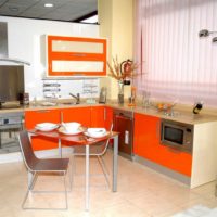 Armoires de cuisine aux façades orange