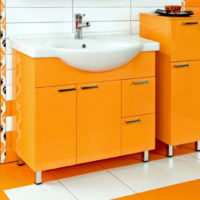 Meuble vasque orange dans la salle de bain