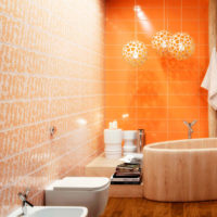 Carreau de céramique orange dans la salle de bain d'un appartement en ville
