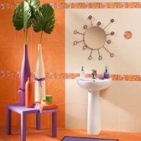Décoration de mur et de sol dans la salle de bain avec des carreaux orange