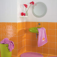 Carreau orange dans la salle de bain
