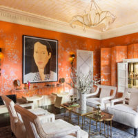 Papier peint orange à l'intérieur du salon
