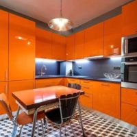 Façades brillantes d'orange dans la cuisine