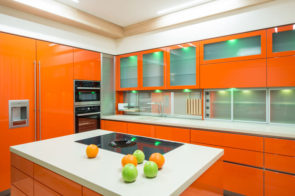 La combinaison d'orange et de blanc à l'intérieur de la cuisine