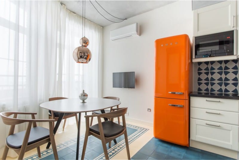 Design de cuisine blanche avec réfrigérateur orange