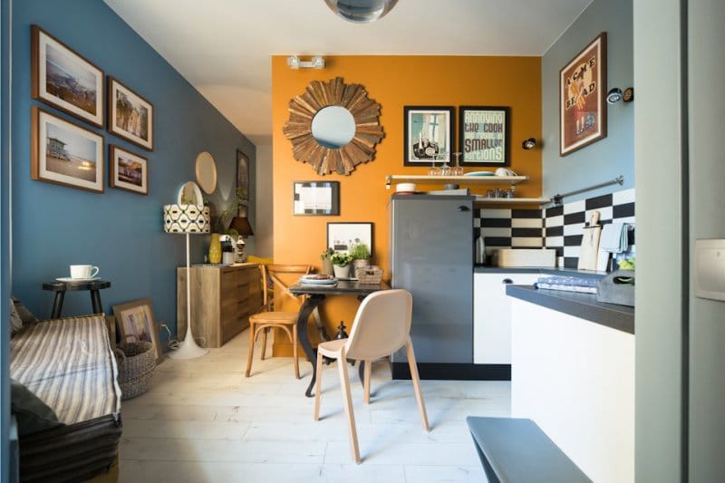 Conception de cuisine de style rétro utilisant orange dans la peinture des murs.