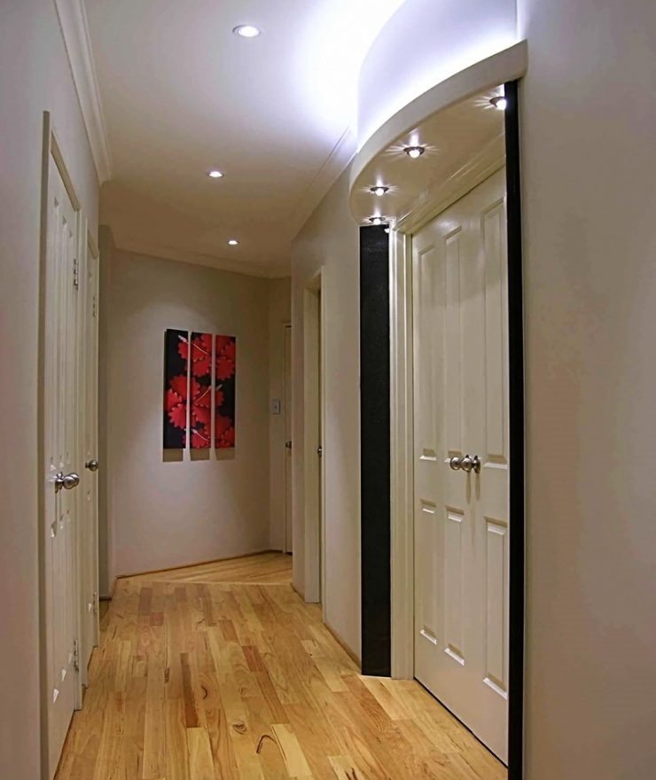 Keskeny folyosó világítási terve egy városi lakásban