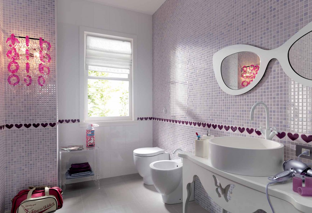 Design of a modern bathroom with mosaic wall covering