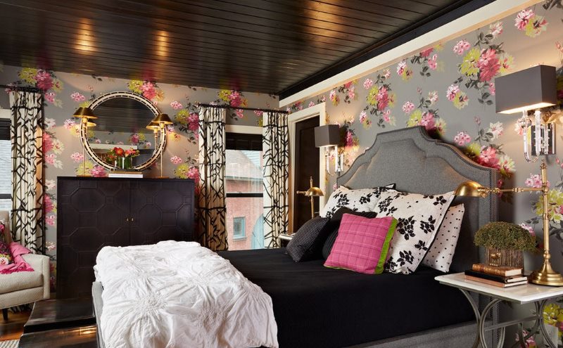 Tapetes ar krāsainu rakstu guļamistabas dizainā ar tumšām mēbelēm