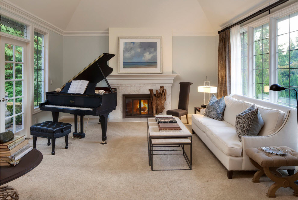 Piano à l'intérieur du salon dans un style néoclassique