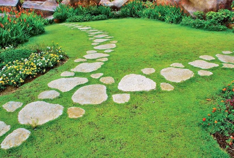 Пътека от естествен камък в частна градина