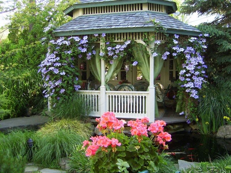 Decorazione di un gazebo da giardino con piante fiorite