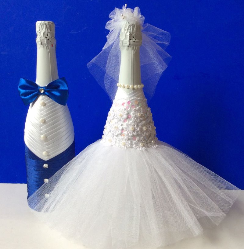 Beautiful DIY champagne bottles for a wedding