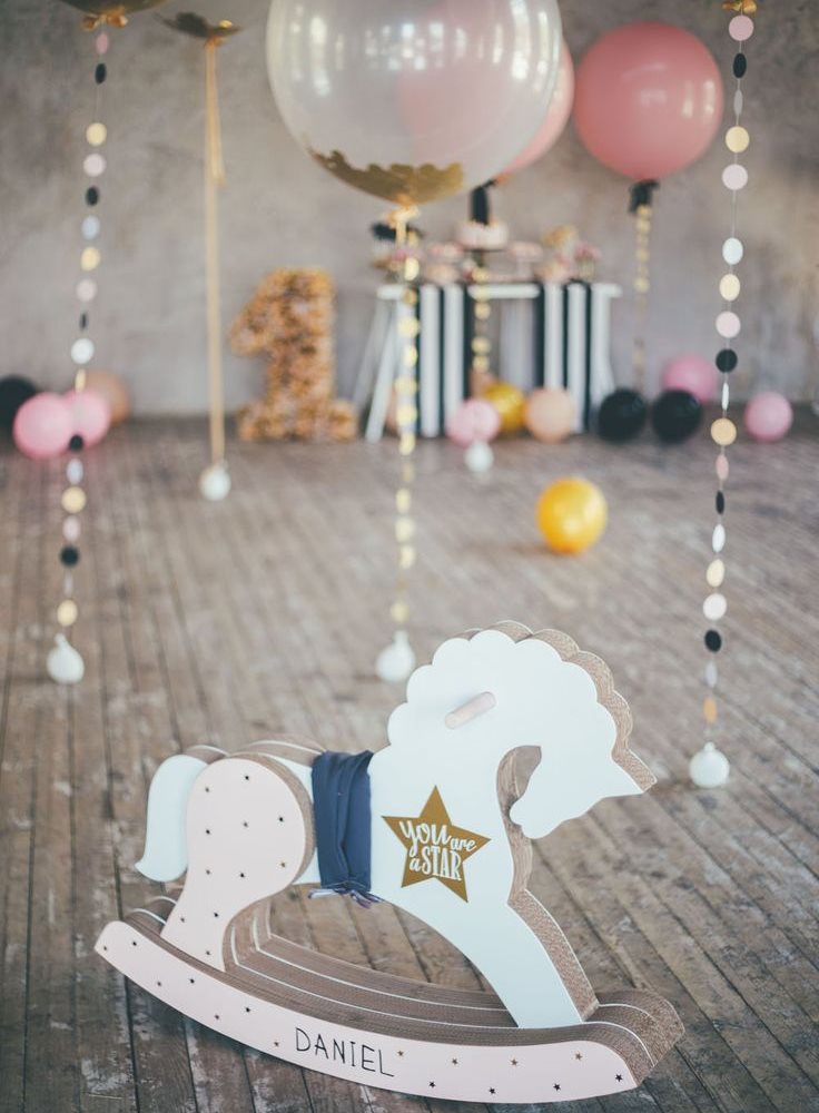 Palloncini di elio con ghirlande nel design di un compleanno per bambini.