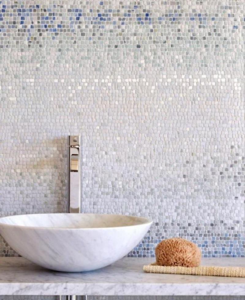 Glass wall mosaic in the bathroom