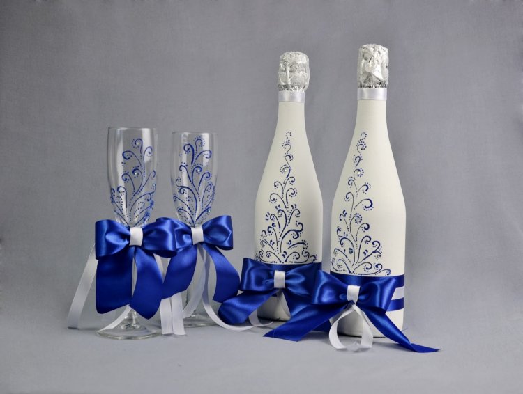 Decor bottles and wine glasses with ribbons and hand-painted