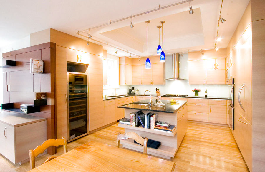 Ryškus miesto buto virtuvės erdvės apšvietimas