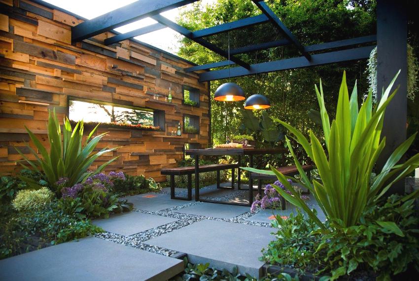Ontwerp van een moderne ontspanningsruimte op een tuin in een vrije stijl