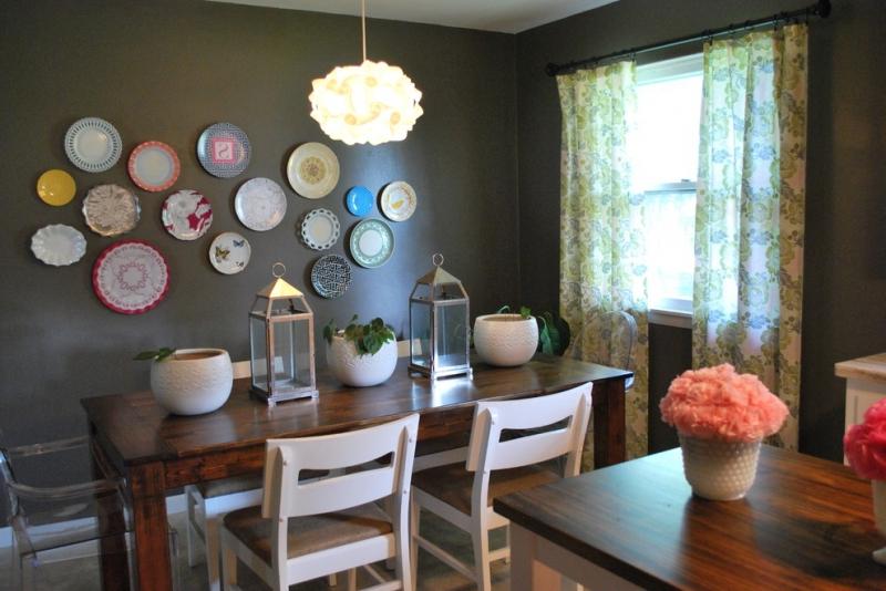 Decorating a wall in the kitchen with plates
