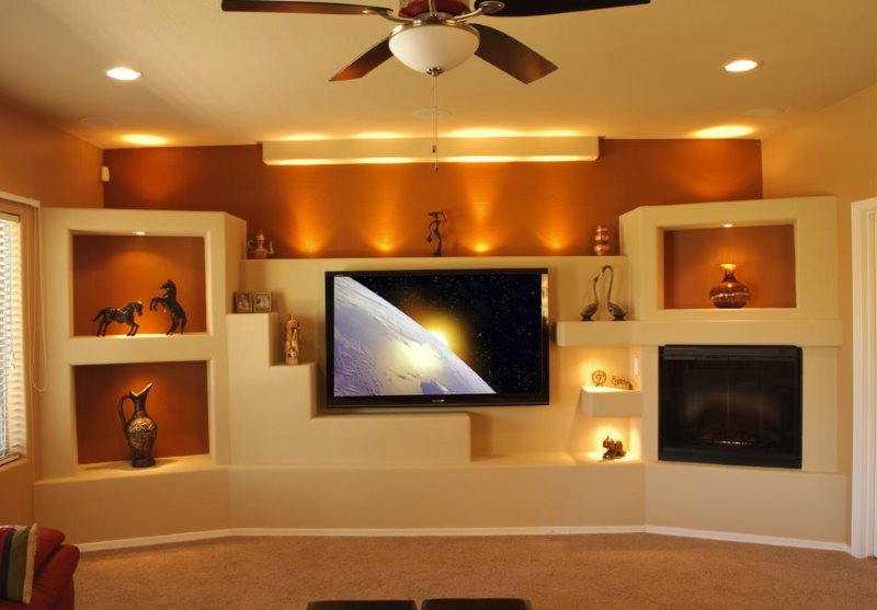 Rések LED-es világítással a nappali falában