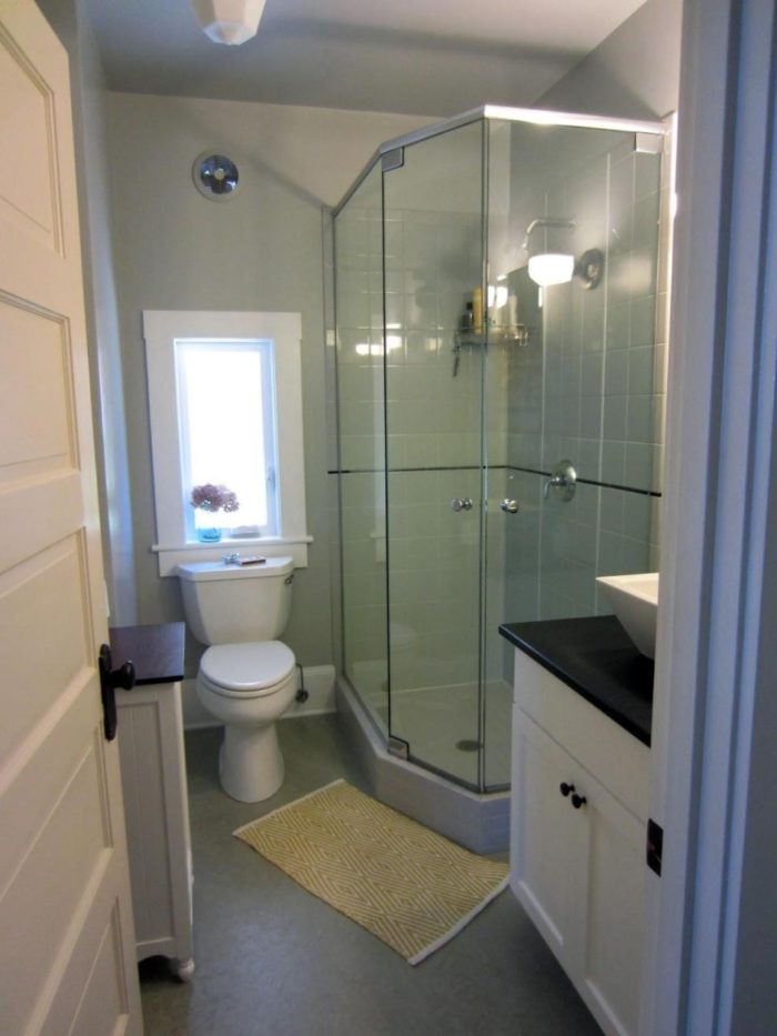 Corner shower in the interior of a small omnata bathroom