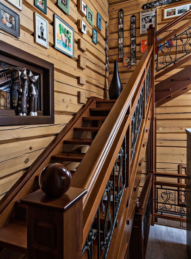 Escalier au deuxième étage à l'intérieur d'une maison en bois