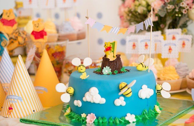 Torta per bambini nello stile di Winnie the Pooh per il compleanno di un bambino