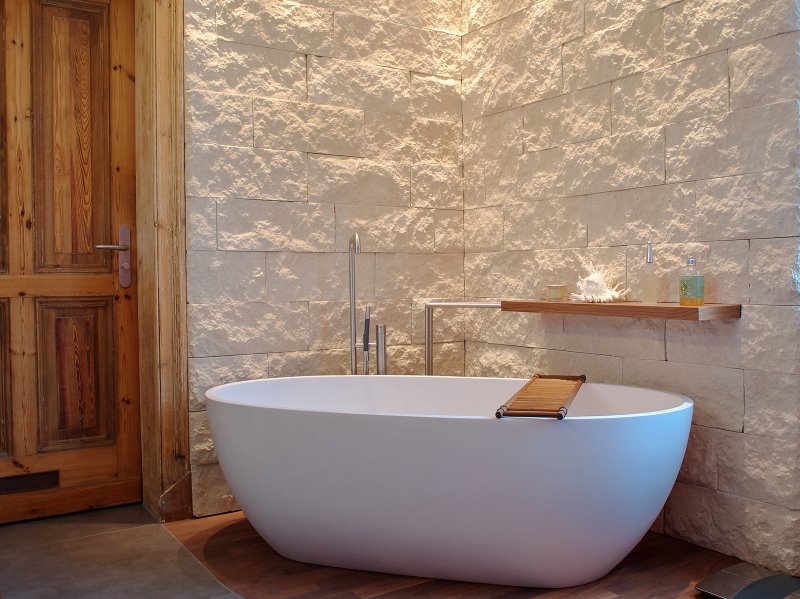 Moderni, ekologiška vonia su minimalizmo bruožais