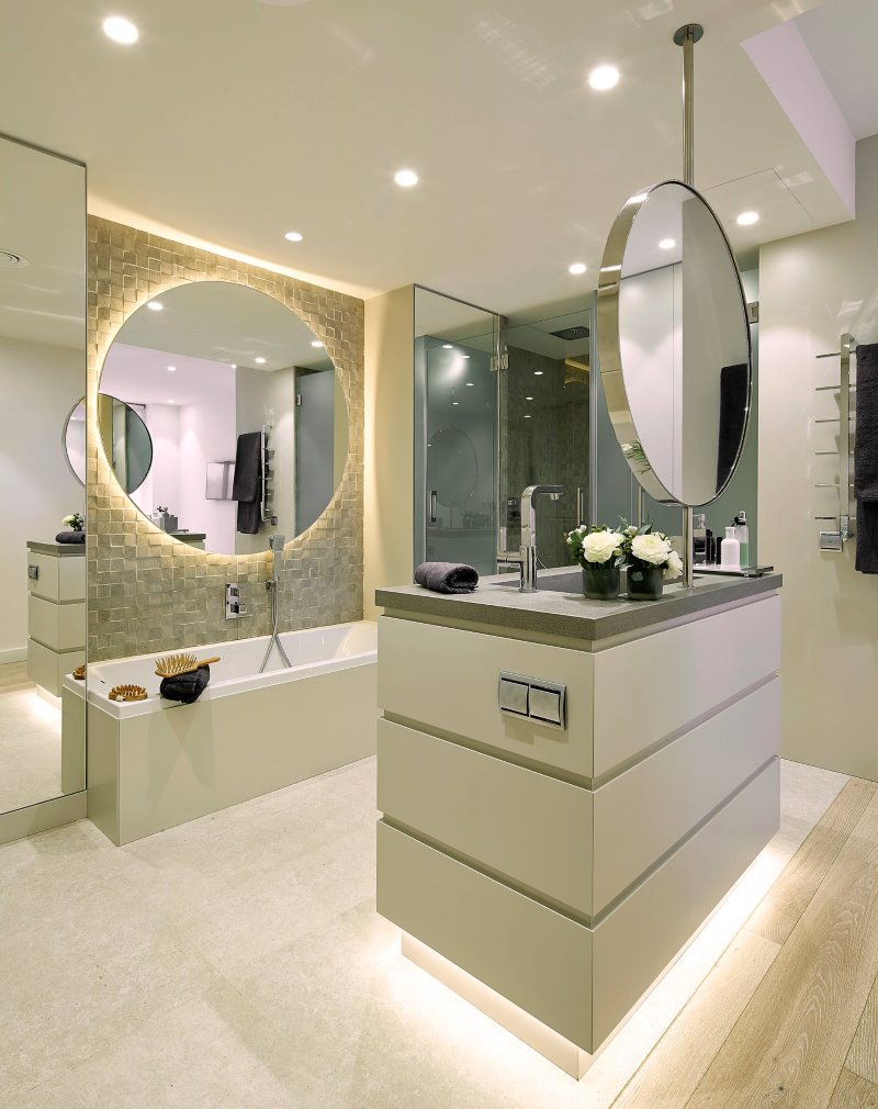 Augsto tehnoloģiju vannas istabas interjers