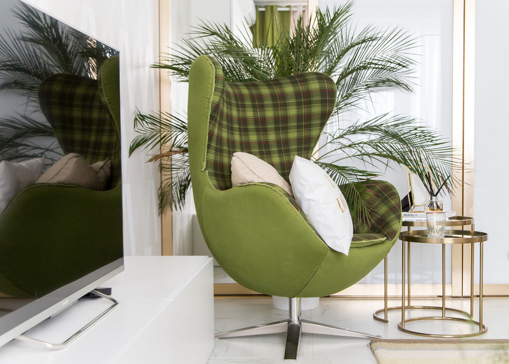Elegante sedia con rivestimento in tessuto verde oliva