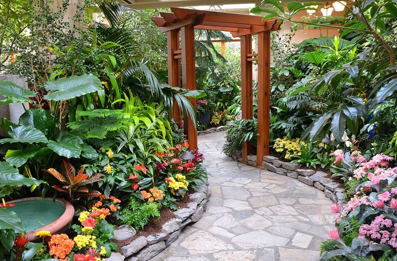 Arco in legno nel design del giardino tropicale