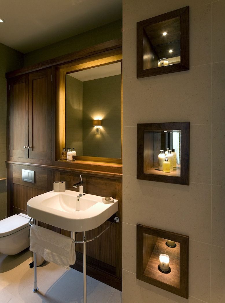 Spiegel verlichte nissen in de badkamer